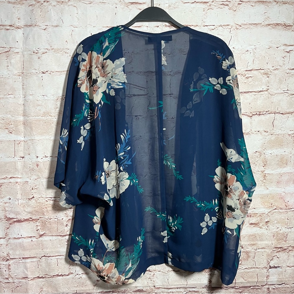 Forever21 blue short sleeve floral kimono size small